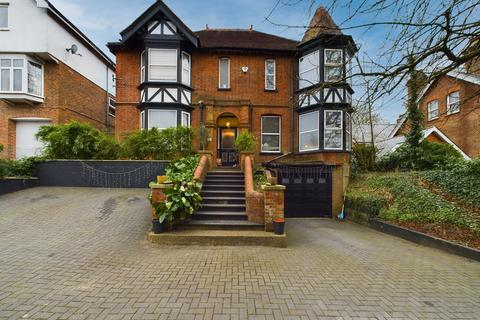 5 bedroom detached house for sale, Amersham Hill, High Wycombe, Buckinghamshire
