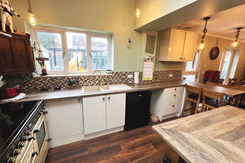 33 Bishops Way, Egham, TW20 8EJ