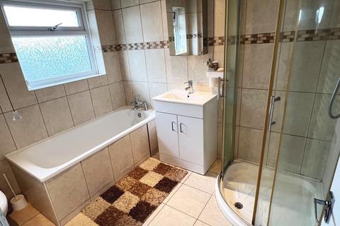 33 Bishops Way, Egham, TW20 8EJ