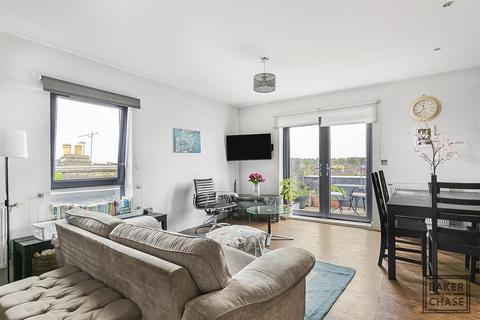 3 bedroom flat for sale - Baker Street, Enfield EN1