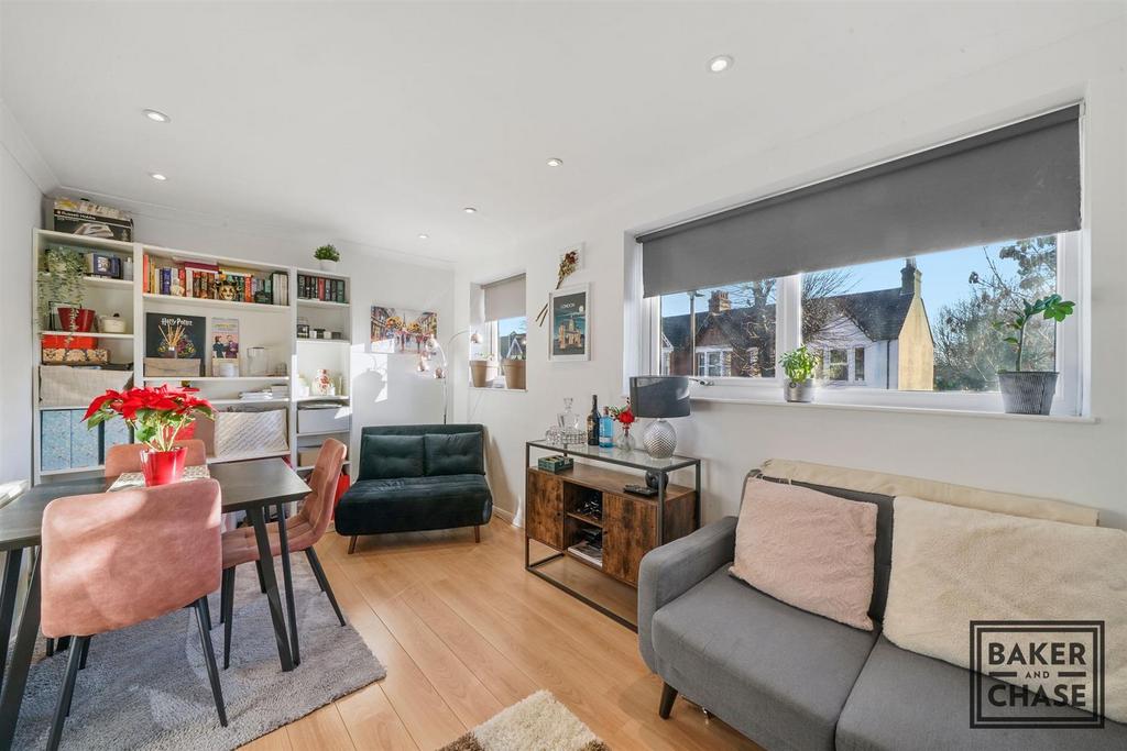 Graeme Road, Enfield EN1 1 bed flat for sale £259,995