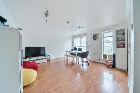 2 bedroom apartment for sale, Wesley Avenue, London