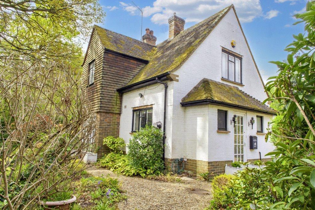 Rivey Close, West Byfleet, KT14 3 bed detached house for sale £775,000
