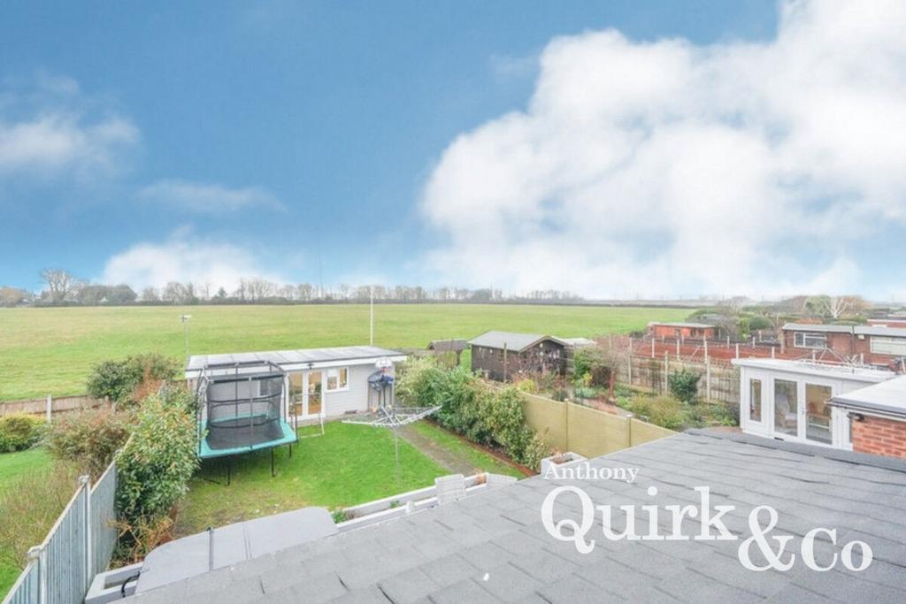 Hawkesbury Road, Canvey Island, SS8 5 bed semidetached house £450,000