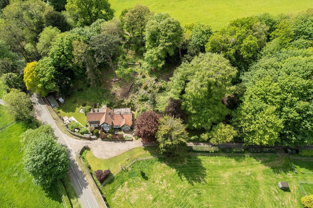 Hambledon Road, Busbridge, Godalming, GU8. 3 bed semidetached house