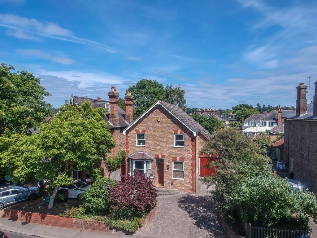 Oaken Lane, Claygate, KT10 4 bed detached house for sale £1,000,000