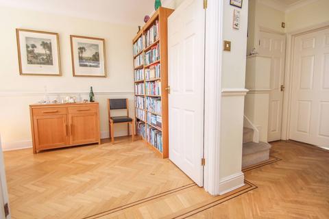 6 Oaken Lane, Claygate, Esher, KT10 0RE
