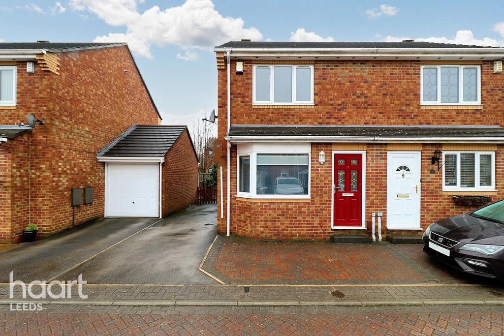 Saville Park, Ossett 3 bed semidetached house for sale £210,000
