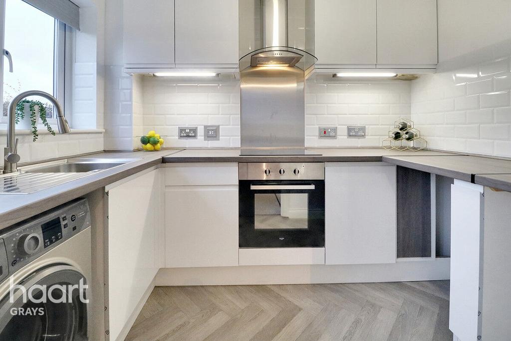 Worthing Close, Grays 2 bed flat for sale £250,000