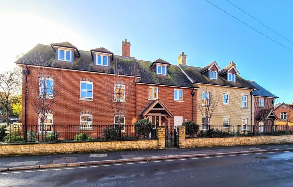 Fleur De Lis, Wantage OX12 1 bed apartment £190,000