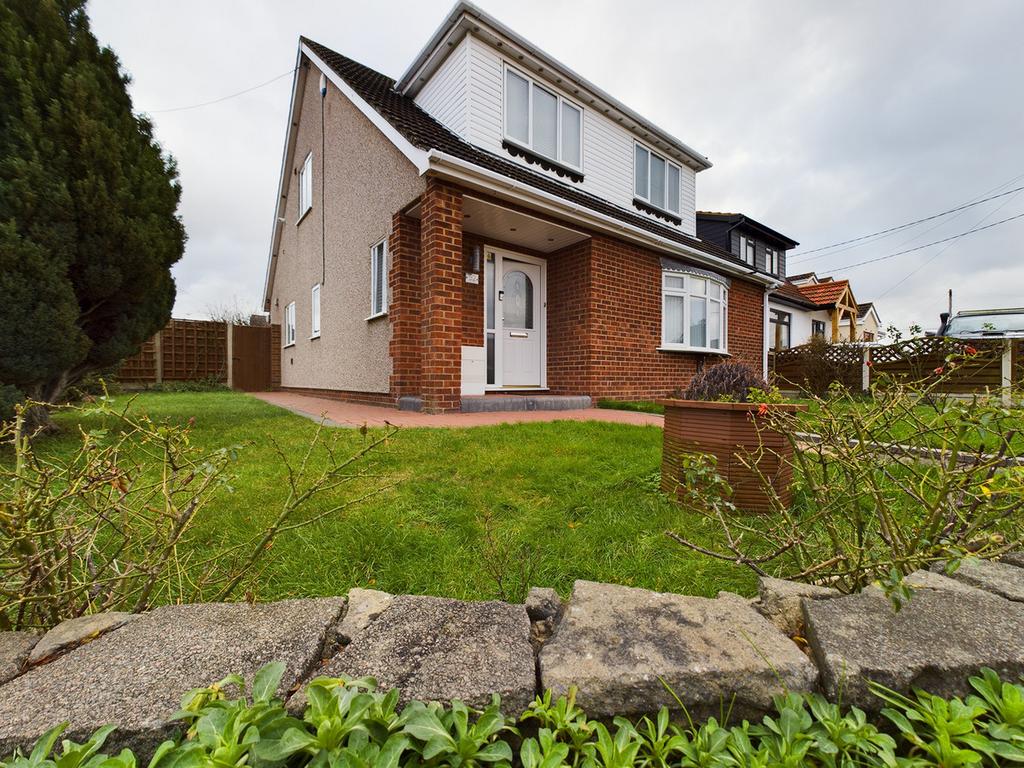 Highlands Road, Bowers Gifford Basildon, SS13 4 bed detached house for