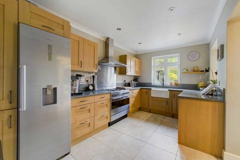 4 bedroom detached house for sale, Oakley Road, Chinnor