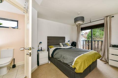 3 bedroom flat for sale, Vicarage Hill, Alton, Hampshire