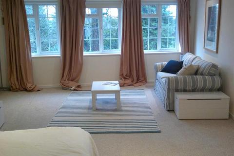 Studio to rent, Stoatley Rise, Haslemere GU27