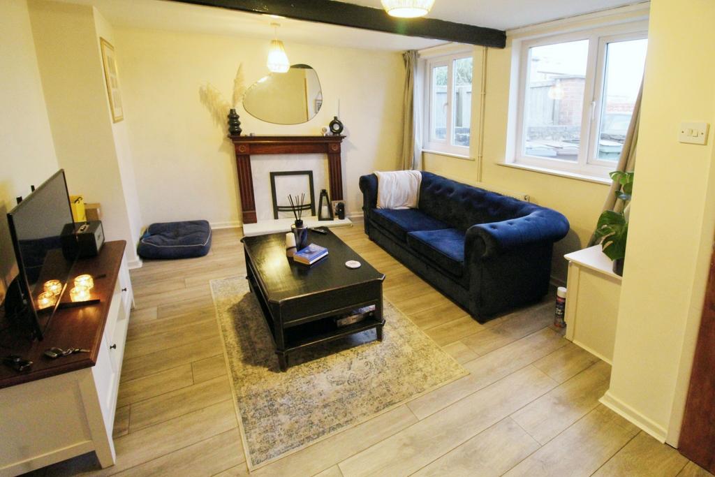 Barrack Hill, Romiley 2 bed cottage - £1,000 pcm (£231 pw)