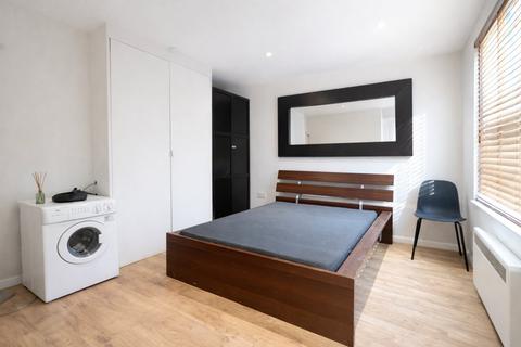 Studio to rent, Offord Road, Islington