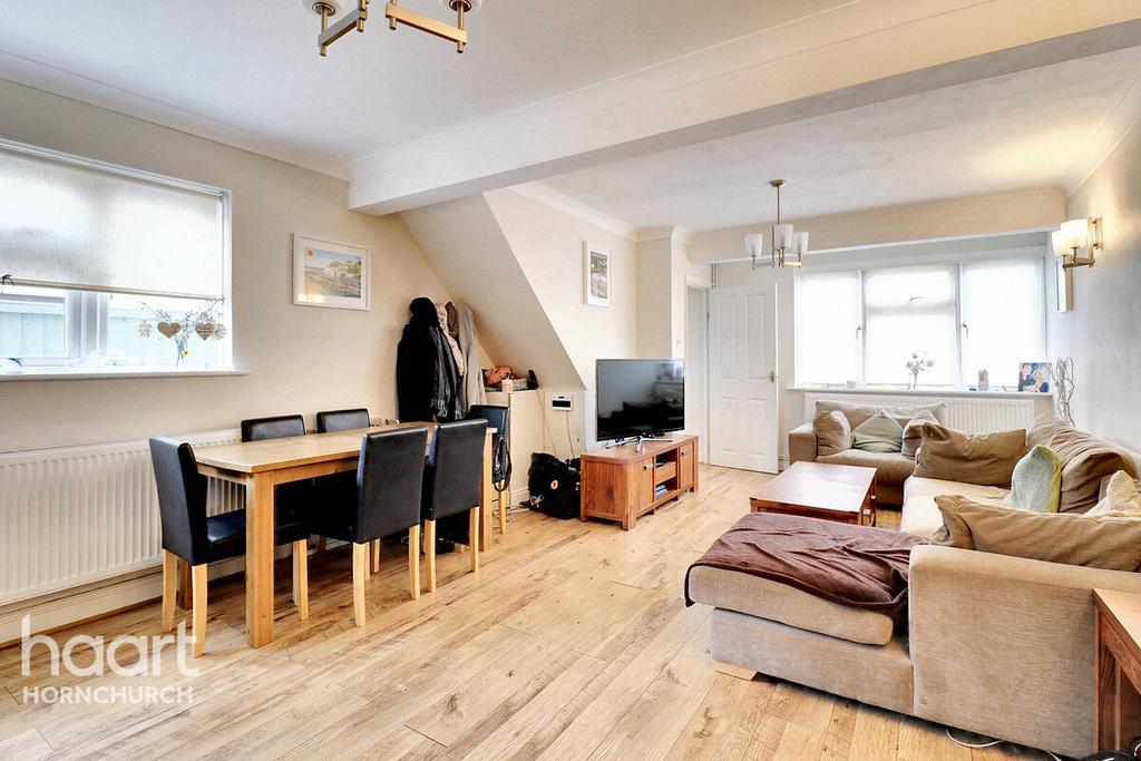 South End Road, Hornchurch 3 bed semidetached house for sale £400,000