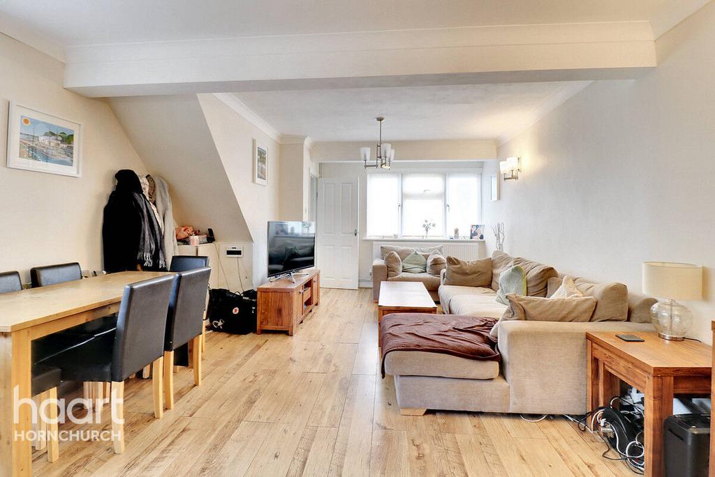 South End Road, Hornchurch 3 bed semidetached house for sale £400,000