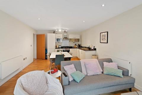 2 bedroom apartment to rent, Tower Bridge Road, London