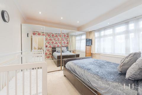 41 Barton Avenue, Romford, RM7 0NB
