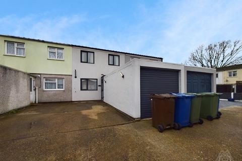 8 Larkspur Close, South Ockendon, RM15 6JG