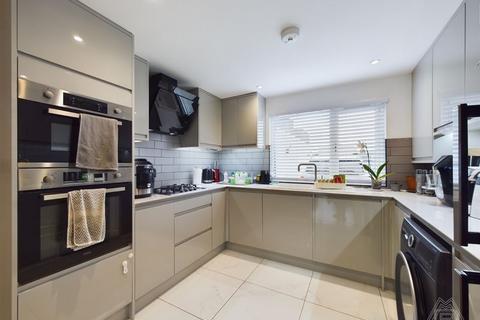 8 Larkspur Close, South Ockendon, RM15 6JG