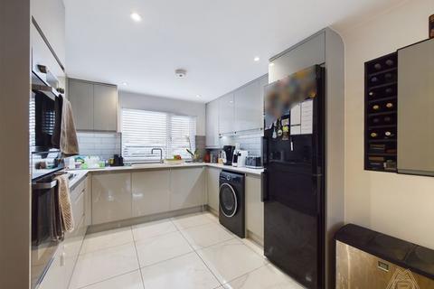 8 Larkspur Close, South Ockendon, RM15 6JG