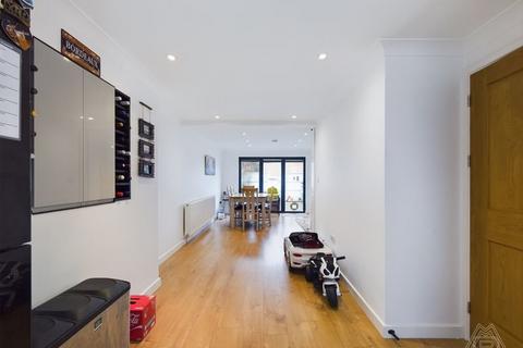 8 Larkspur Close, South Ockendon, RM15 6JG