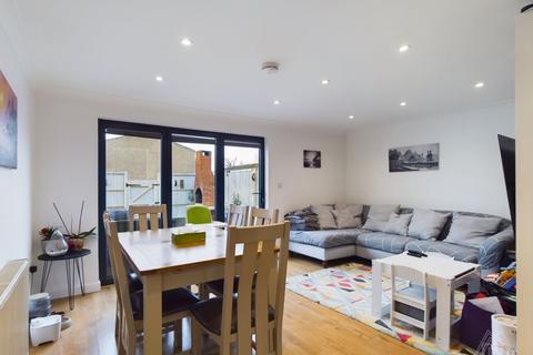 8 Larkspur Close, South Ockendon, RM15 6JG