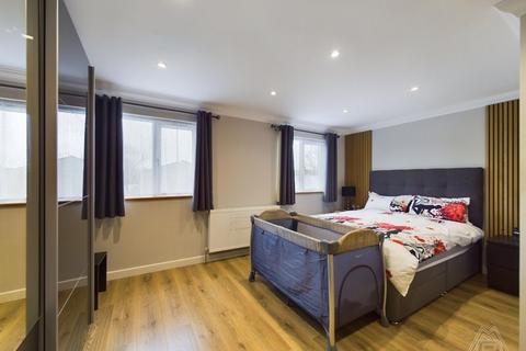 8 Larkspur Close, South Ockendon, RM15 6JG