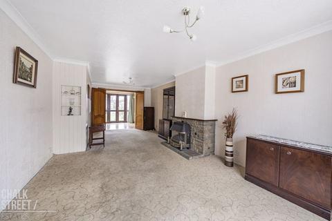 41 Gray Gardens, Rainham, RM13 7NH