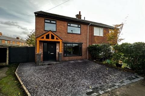 3 bedroom semi-detached house to rent, The Close, Liverpool