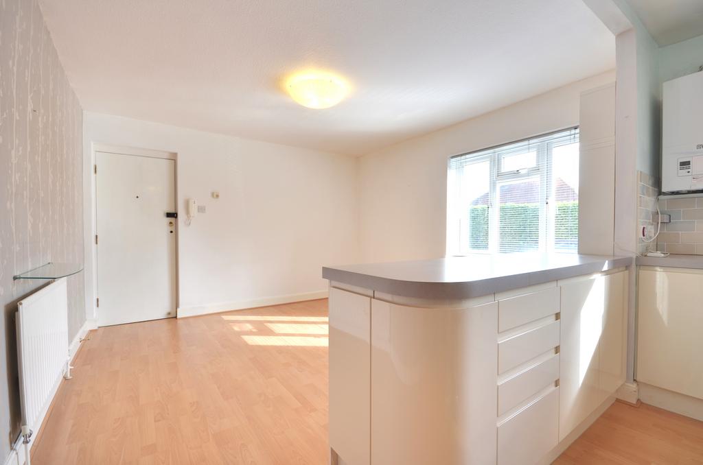 Croft Court, Brickwall Lane, Ruislip... 2 bed flat £1,450 pcm (£335 pw)