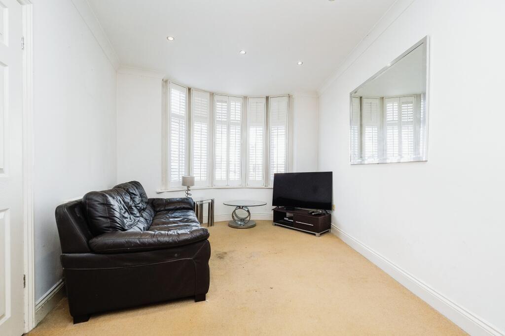 Wilmington Gardens, Barking, IG11 3 bed semidetached house £2,500