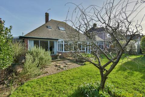 3 bedroom detached bungalow for sale - Southcourt Avenue, Bexhill-on-Sea, TN39