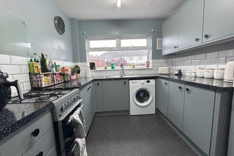 3 bedroom semi-detached house to rent, Bristol BS30