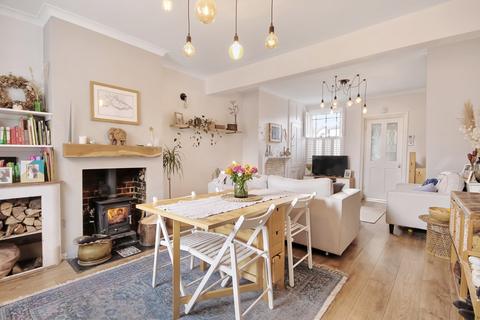 84 High Street, Godstone, RH9 8DP