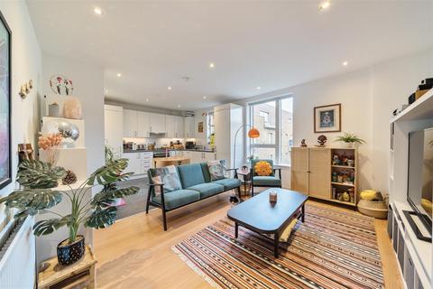 2 bedroom flat for sale - Miles Road, London N8