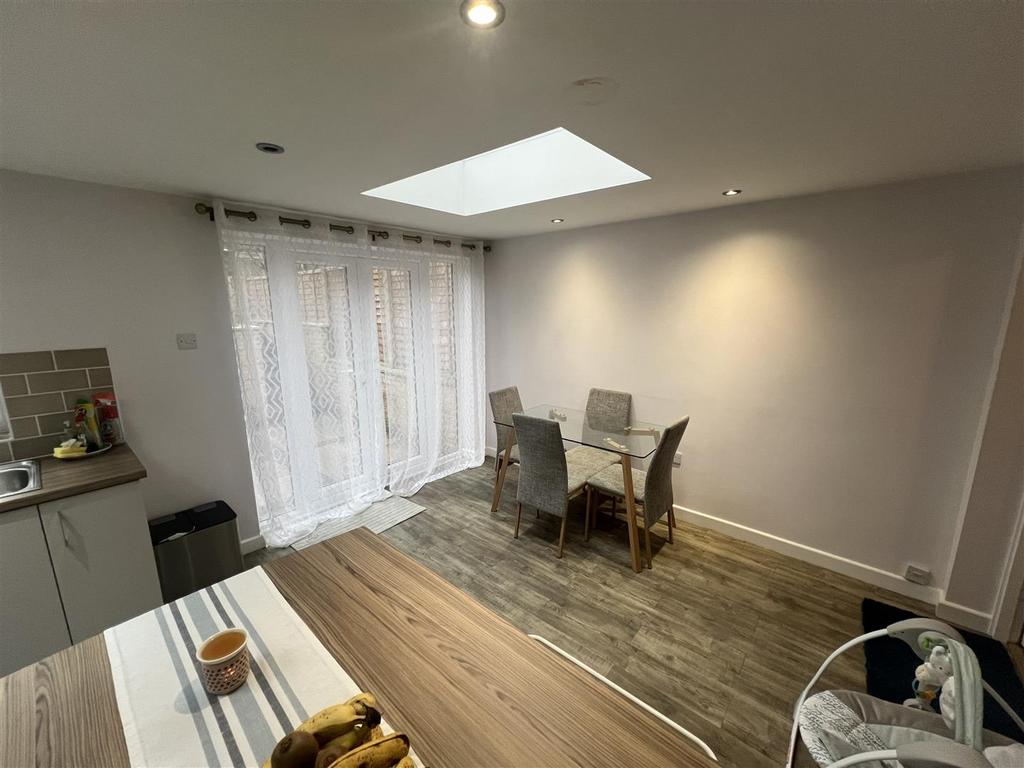 Apsley Road, Oldbury, West Midlands 3 bed house £1,150 pcm (£265 pw)