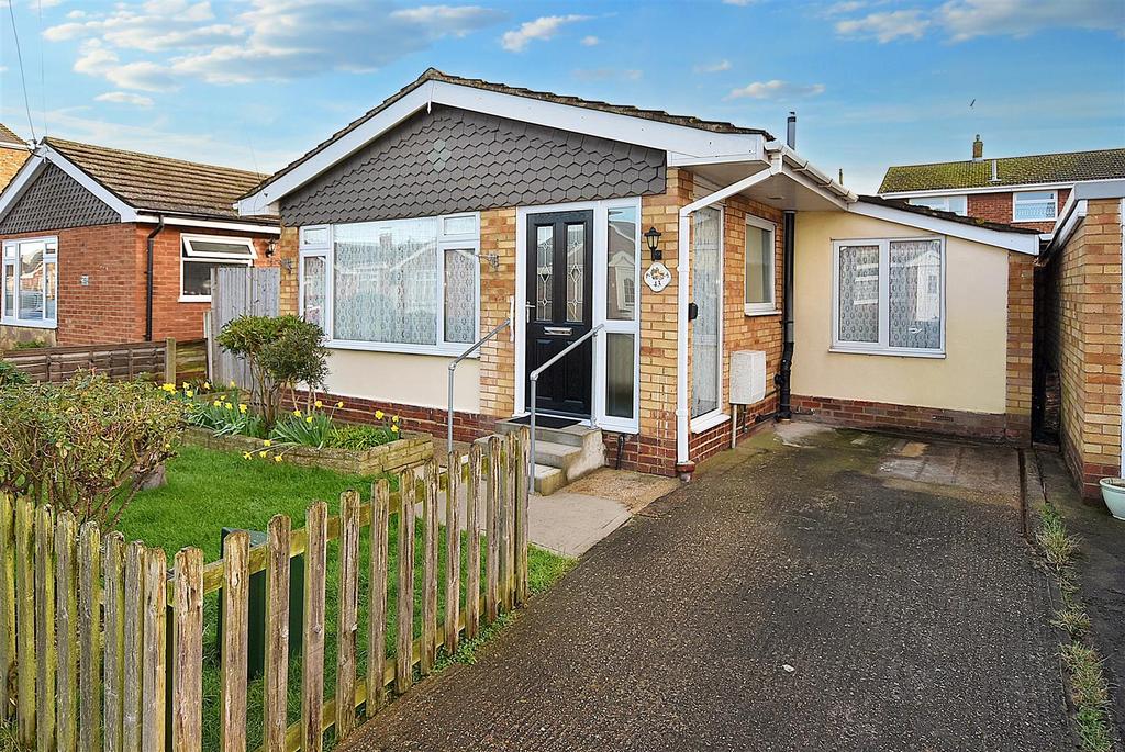 Chapman Road, Canvey Island SS8 2 bed detached bungalow for sale £260,000