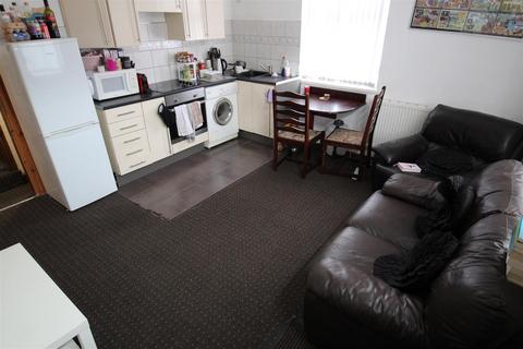 2 bedroom flat to rent, Burley Lodge Road, Hyde Park, Leeds, LS6 1QP