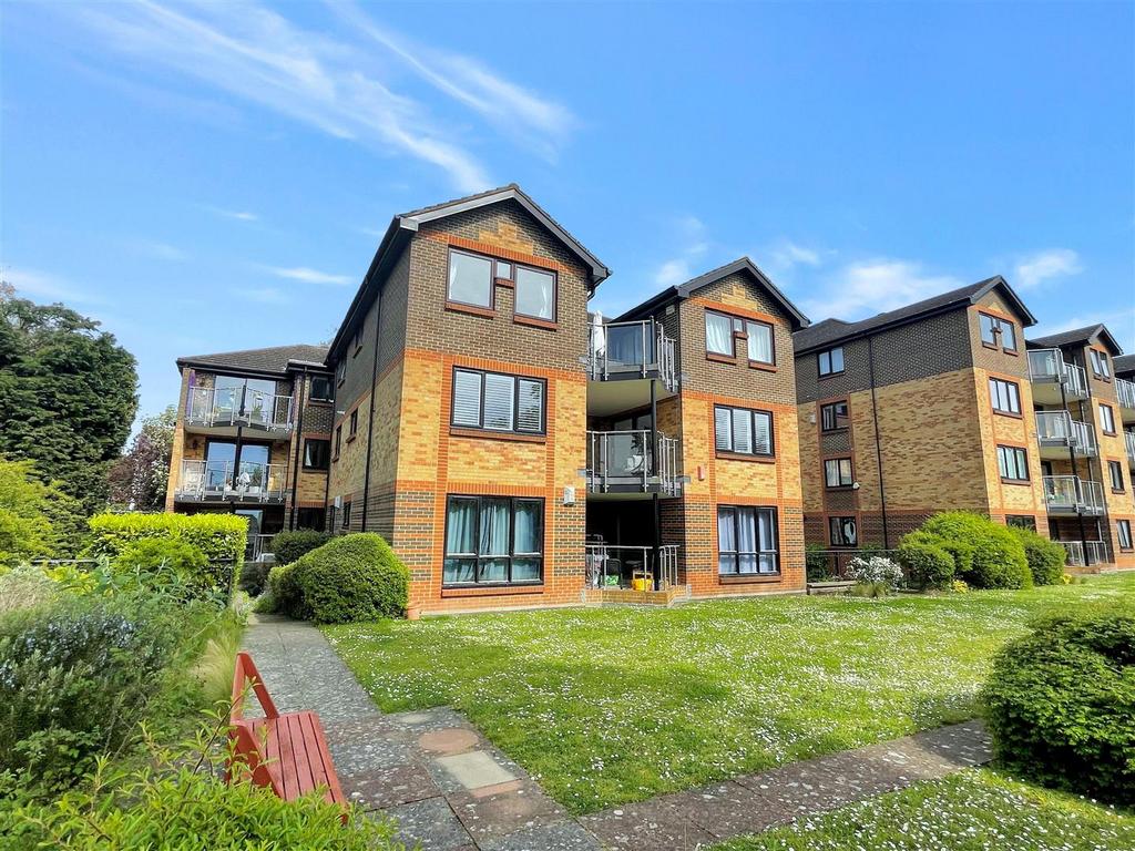 Blyth Road, Bromley, BR2 3 bed apartment for sale £650,000