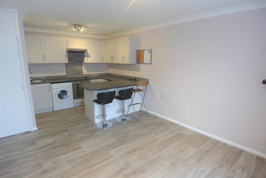 Green Lane, Addlestone KT15 1 bed apartment to rent £995 pcm (£230 pw)