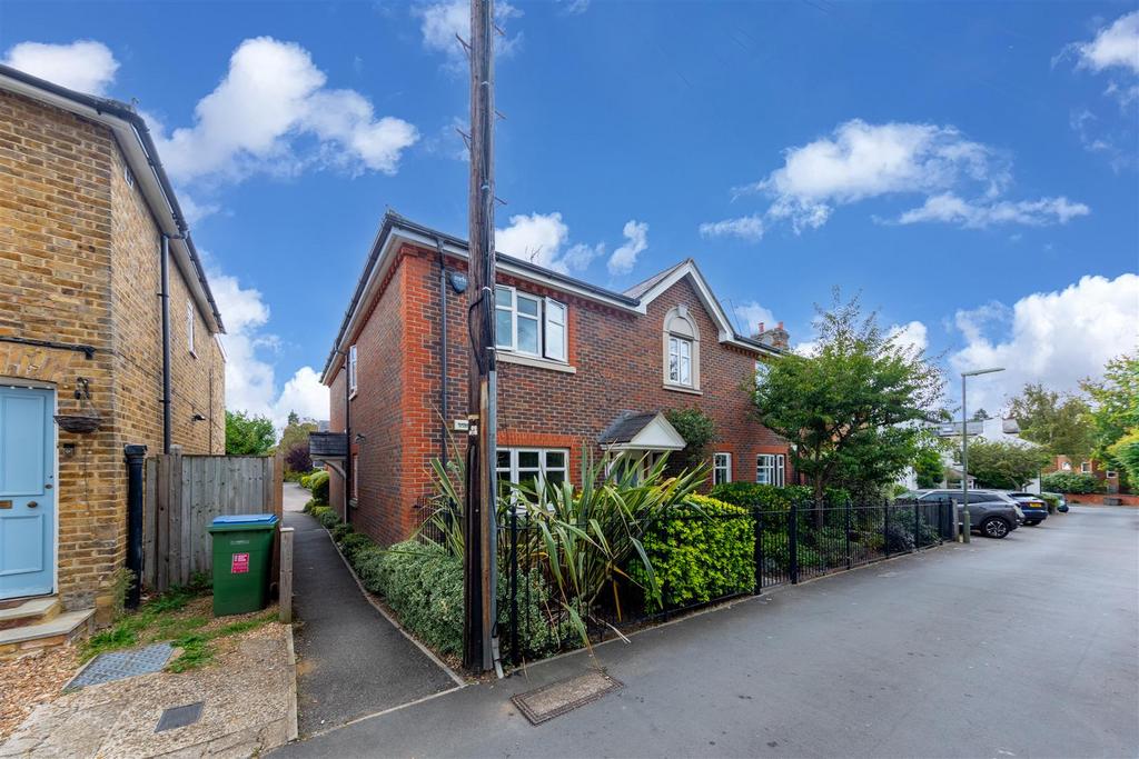Mitre Court, Weybridge KT13 2 bed apartment for sale £335,000