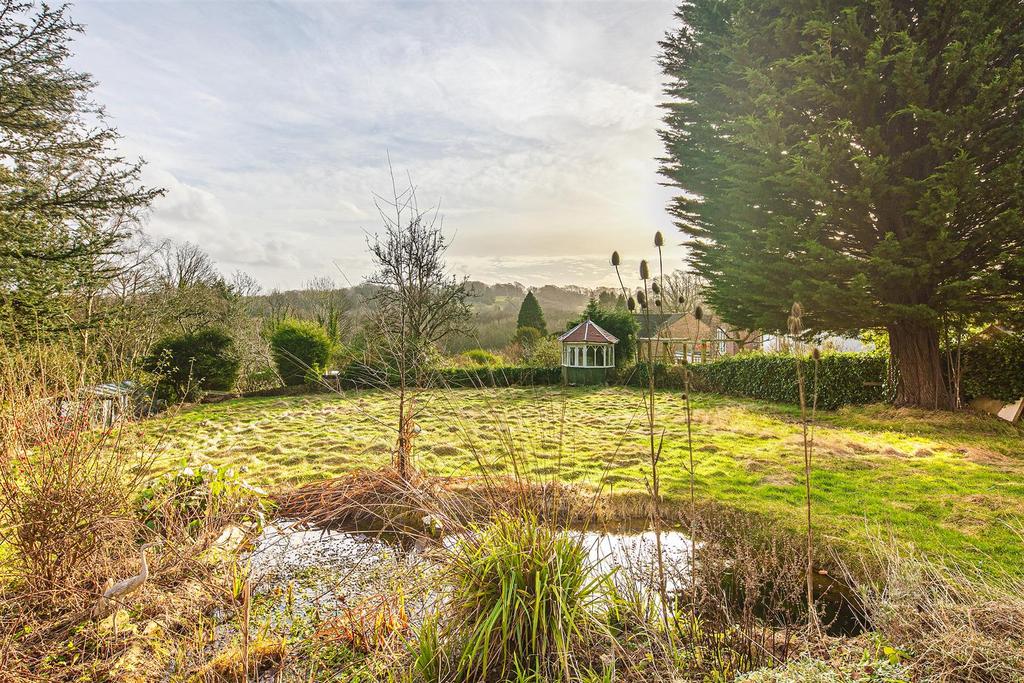 127 Brookhouse Hill, Fulwood Village, S10 3TE 4 bed detached house £