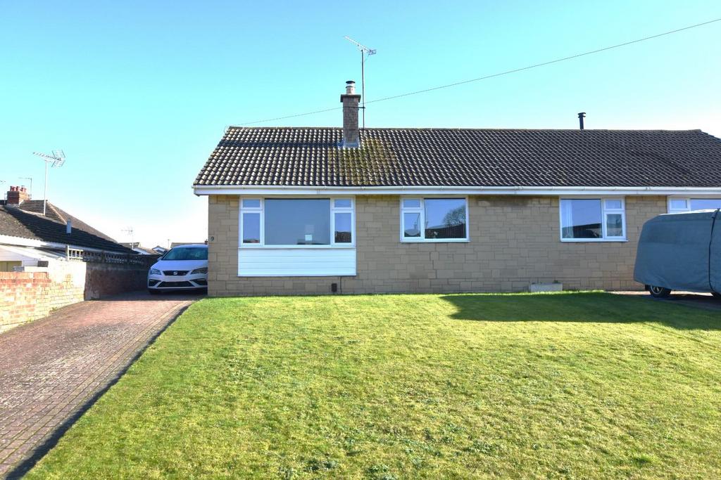 Hollis Gardens, Cheltenham, GL51 6JH 2 bed semidetached bungalow for