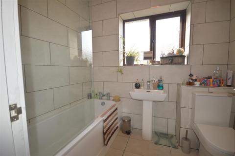 2 Cut Road, Fairburn, Knottingley, WF11 9JF