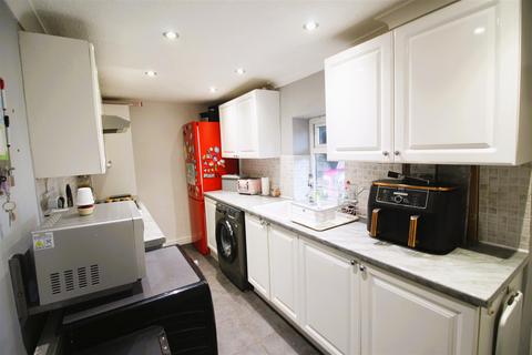 2 bedroom end of terrace house for sale, Cleckheaton Road, Bradford BD12