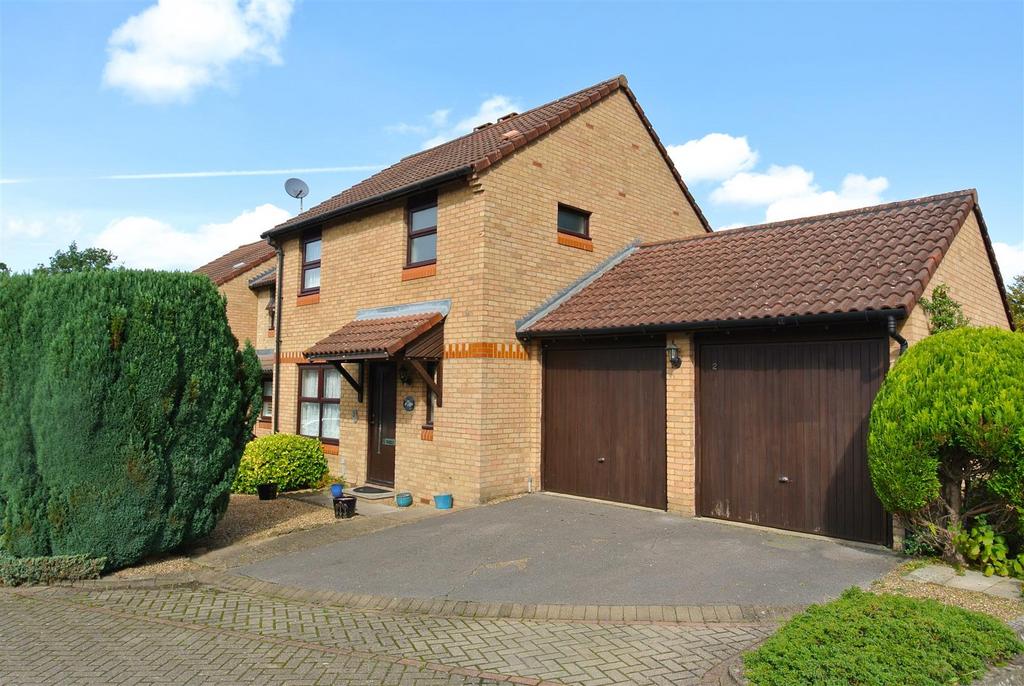Rowhurst Avenue, Addlestone KT15 3 bed detached house for sale £499,950