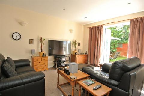 1 bedroom apartment for sale, Willow Mews, New Haw KT15